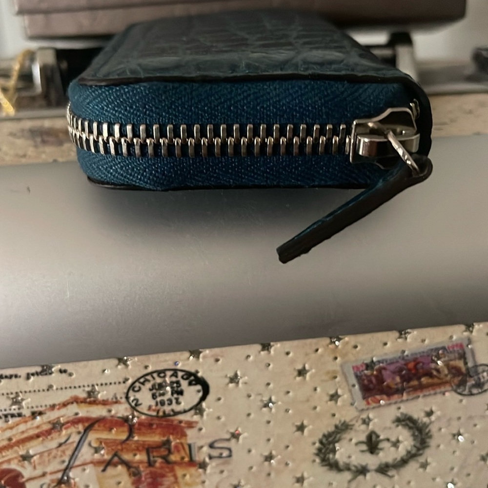 🔥Sale Gucci Turquoise Crocodile Embossed Zippy Card Holder - Picture 4 of 10